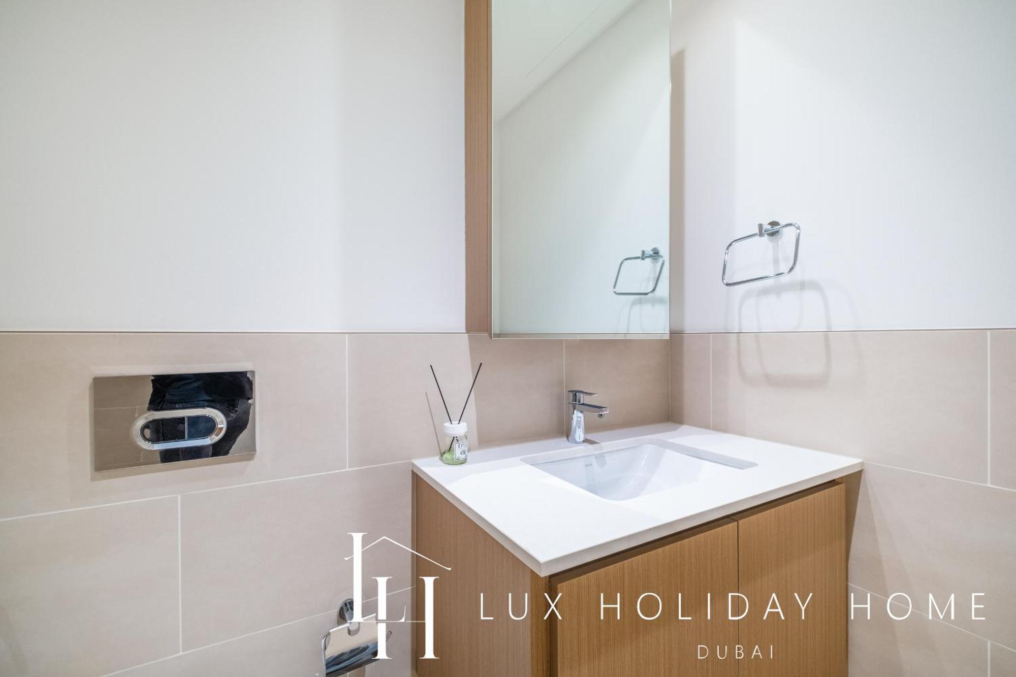 Lux The Creek Apartment